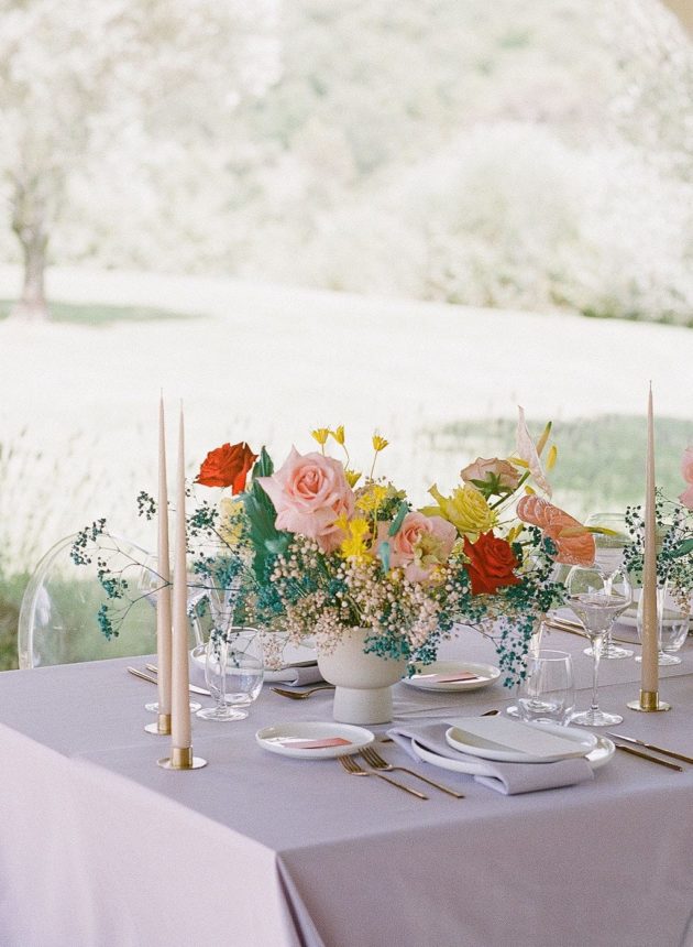 Un mariage coloré et moderne au Domaine de Bres en Provence - Capucine Atelier Floral - Fleuriste mariage Provence