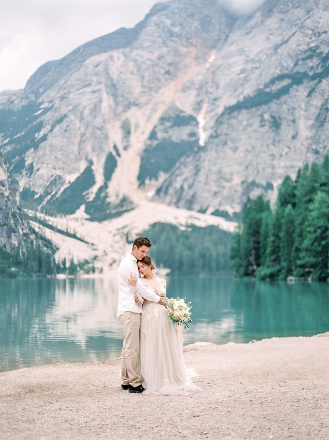 Un elopement au Lac de Braies en Italie - Capucine Atelier Floral - Fleuriste mariage Fine art
