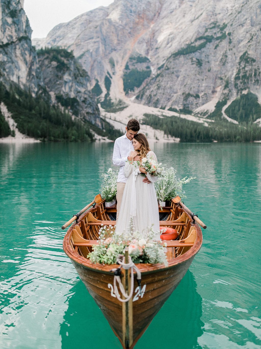 Un elopement au Lac de Braies en Italie - Capucine Atelier Floral - Fleuriste mariage Fine art