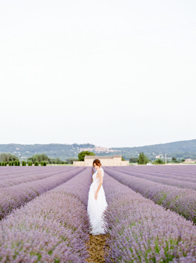Un mariage romantique dans les champs de lavande en Provence - Capucine Atelier Floral - Fleuriste de pmariage fine art en Provence