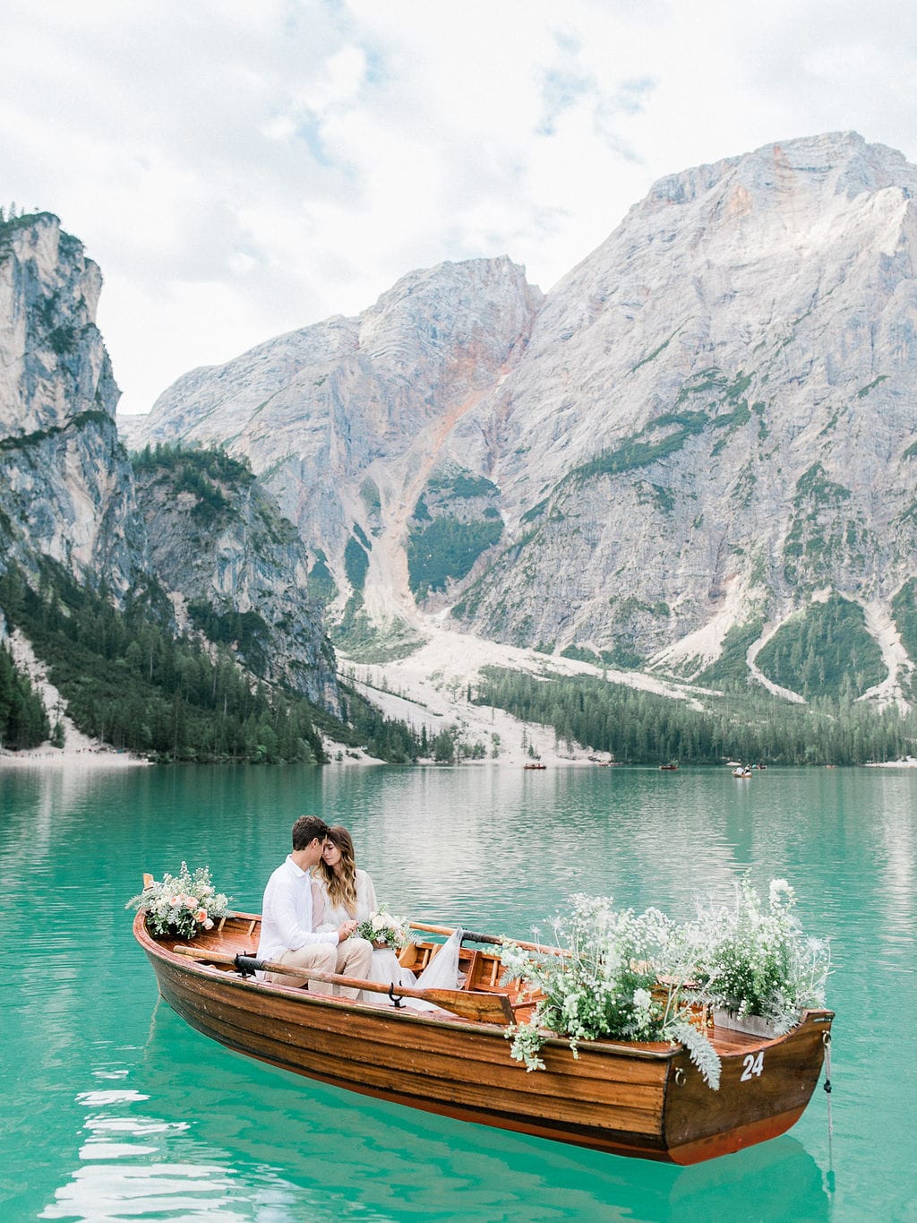An elopement at Lago Braies in Italy - Capucine Atelier Floral - Floral Designer - Fine art wedding