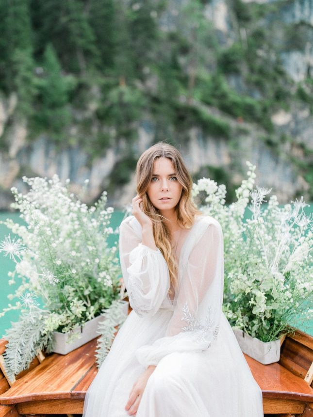 An elopement at Lago Braies in Italy - Capucine Atelier Floral - Floral Designer - Fine art wedding