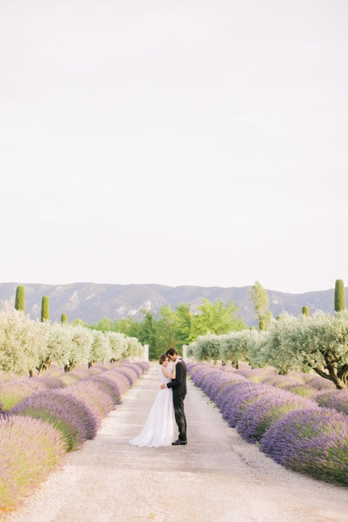 A romantic wedding in the lavender fields in Provence - Atelier Capucine - Floral designer Provence - Fine art wedding