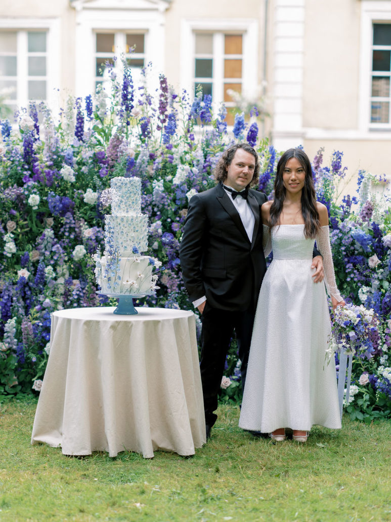 elegantbrideandgroom-floralhill-weddingcake-capucineatelierfloral-highendwedding-paris